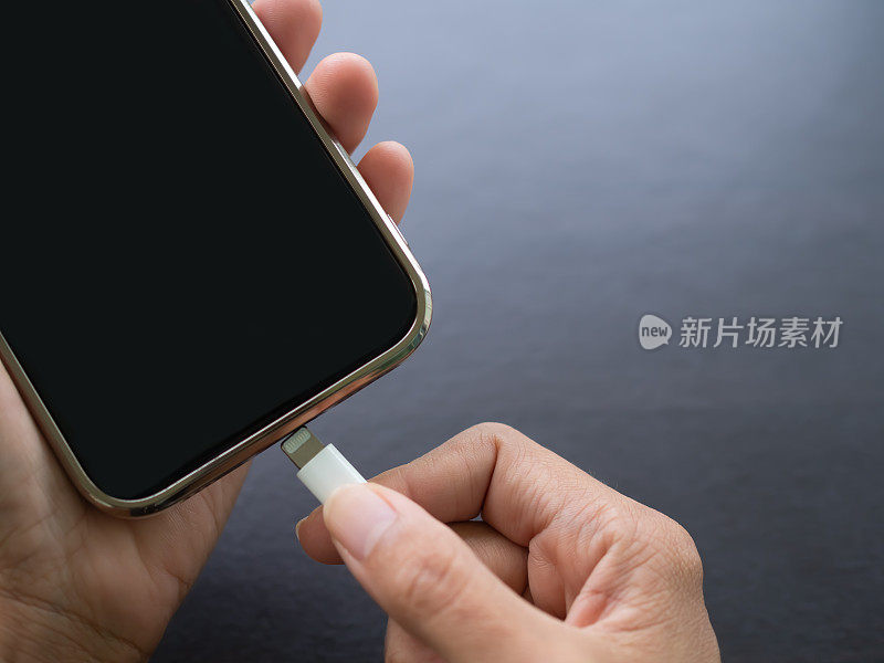 手指夹线USB C型充电电池移动智能手机。